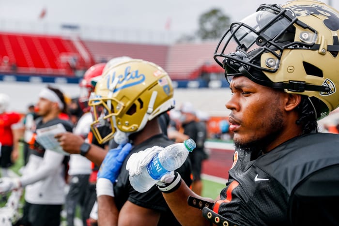 2021 Senior Bowl practice players take water break